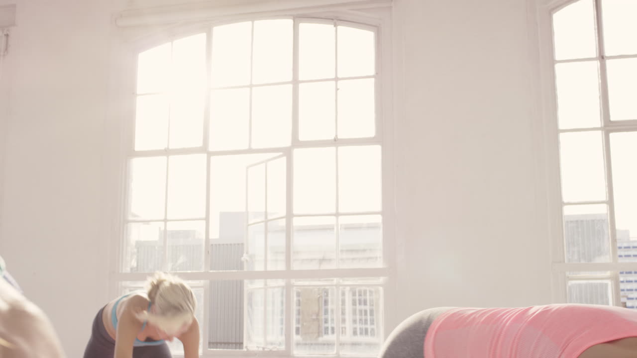 요가 수업 여러 인종의 여성 그룹 피트니스 운동 건강한 라이프 스타일