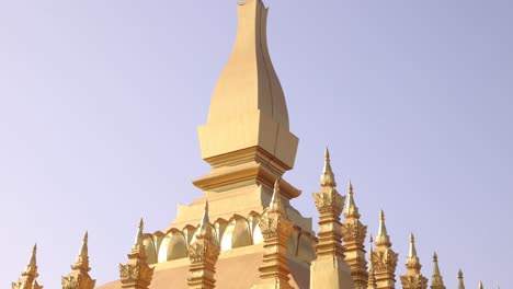 Goldene-Türme-Auf-Dem-Goldenen-Stupa-Tempel-Pha-That-Luang-In-Vientiane,-Laos