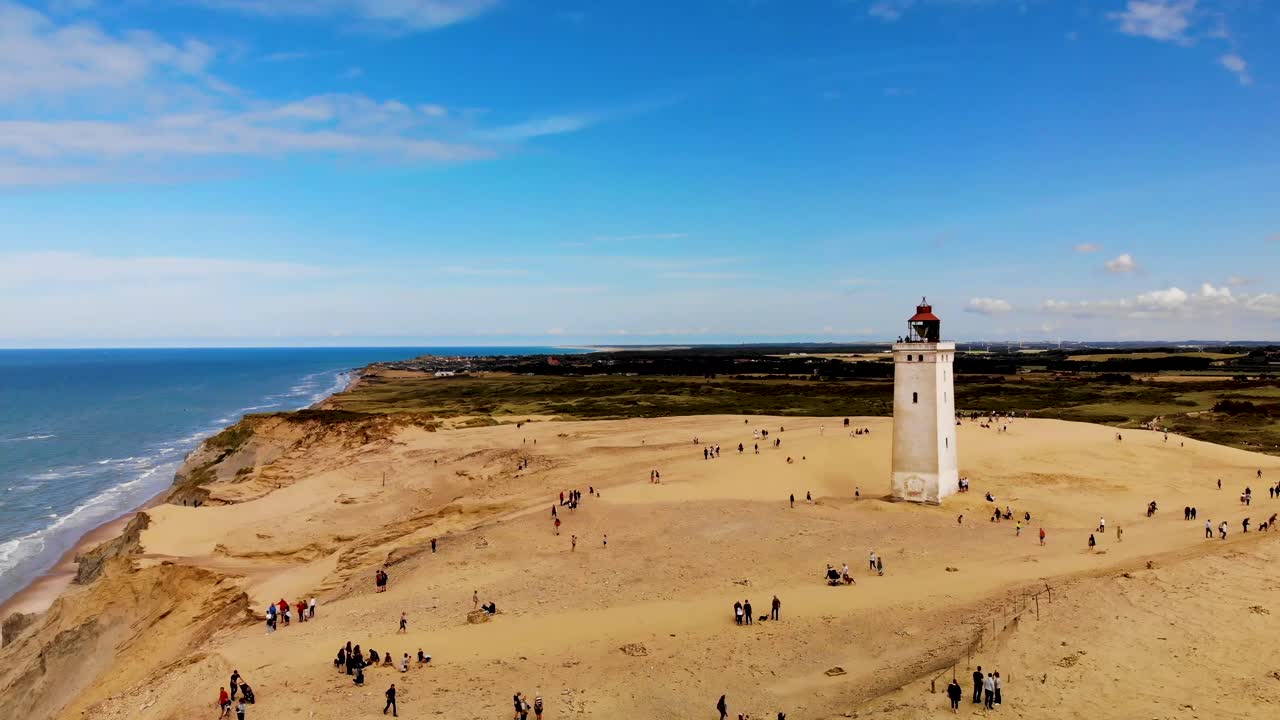 вид с воздуха на маяк в рубьерг кнуде на берегу северного моря, дания