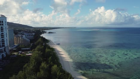 tomada de avión no tripulado de la costa de saipan, islas marianas del norte durante una mañana tranquila