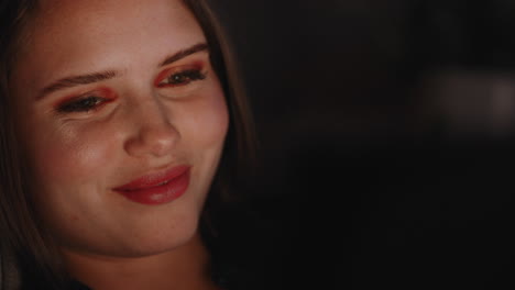 hermosa adolescente usando una tableta viendo entretenimiento por la noche navegando en línea disfrutando de una noche relajante