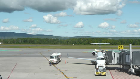 Aeropuerto-De-Pequeña-Escala-Con-Vehículos-De-Apoyo-En-Tierra-Y-Aviones-Pequeños