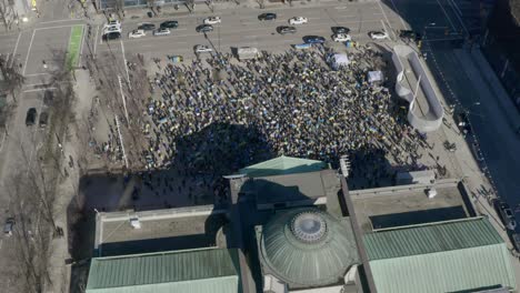 setki ludzi protestują w centrum vancouver w galerii sztuki w vancouver w obronie ukrainy