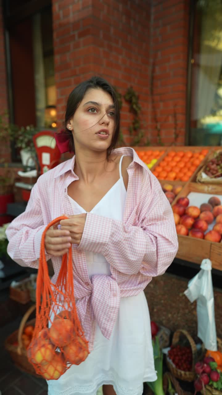 시장 에서 과일 을 구입 하는 여자