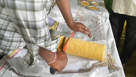 malai-kulfi-roll-cutting-closeup-view