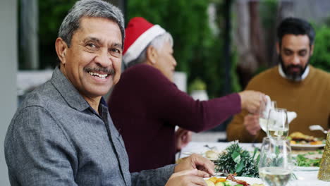 Un-Hombre-Maduro-Sonriendo-A-La-Cámara-Mientras-Disfruta