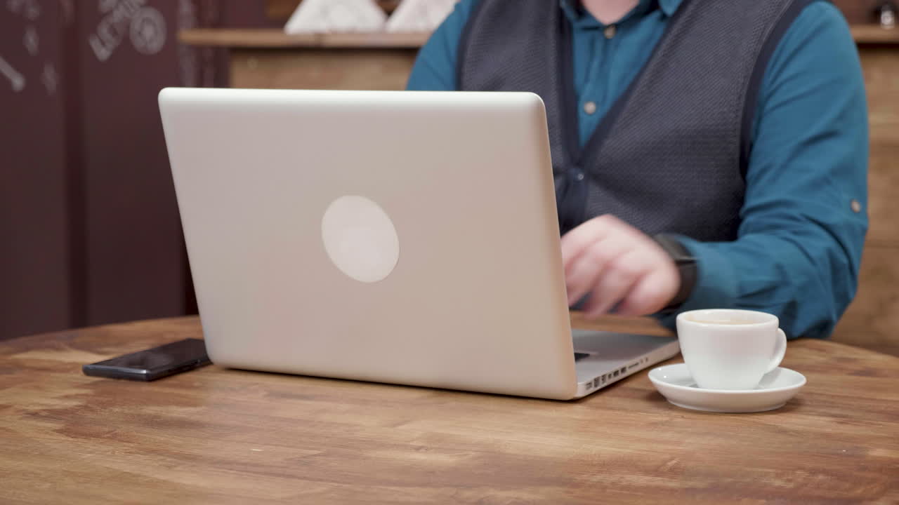 카페에서 노트북으로 일하는 남자