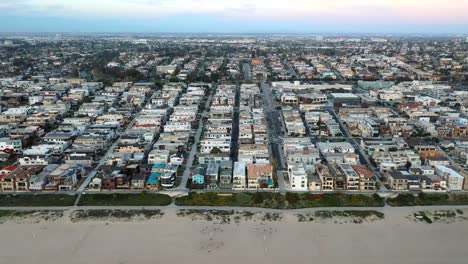 Vista-Aérea-De-Una-Ciudad-Costera-En-La-Región-De-La-Bahía-Sur-De-Los-ángeles,-América