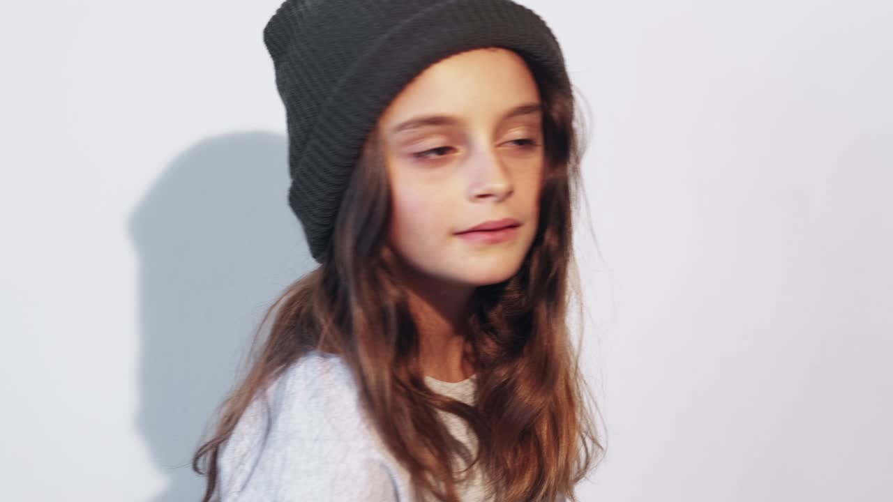 bambina cattiva ragazza cattiva che tira fuori la lingua
