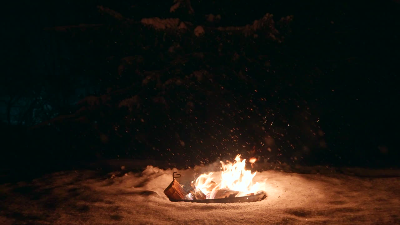 la nieve puede caer, la noche puede congelarse, pero el fuego arde, una brisa desafiante