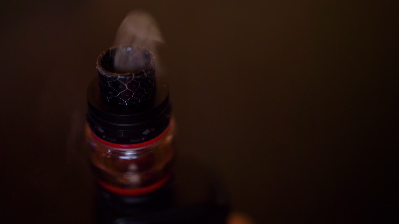 un primer plano de un vaporizador mientras fuma