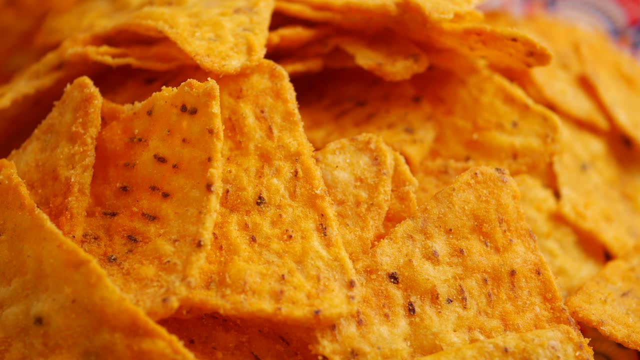 Primo piano di patatine tortilla al gusto di formaggio Nacho su un piatto