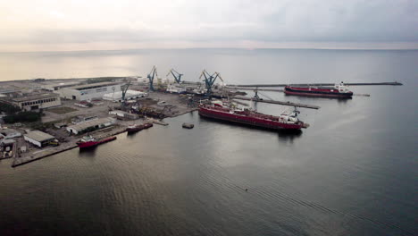 tomada de un avión no tripulado de rotación del puerto de veracruz al amanecer