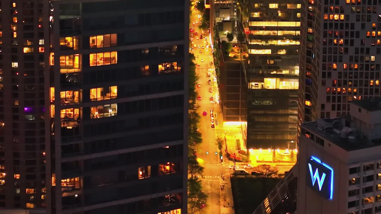 Vista dall'alto del fiume Chicago e dei ponti al tramonto