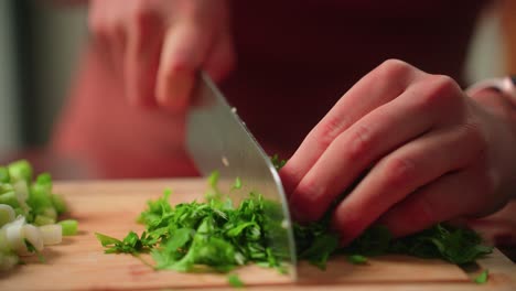 cortar cilantro en tablero de madera