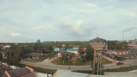 mirando alrededor en tailandia desde un edificio.