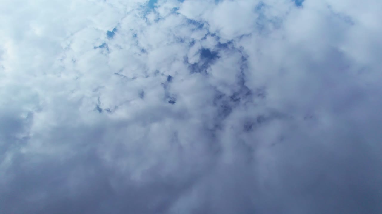 panorámica aérea de un lago lochy acristalado en el puente spean, escocia