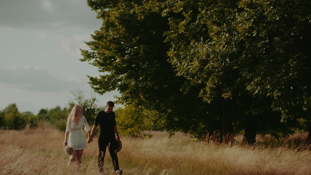 여름 3에 숲에서 boho 커플 산책