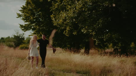 pareja boho camina en el bosque en verano 3