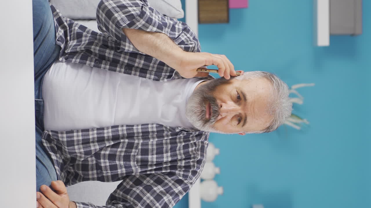 나쁜 소식을 받은 노인의 수직 비디오는 충격적입니다.