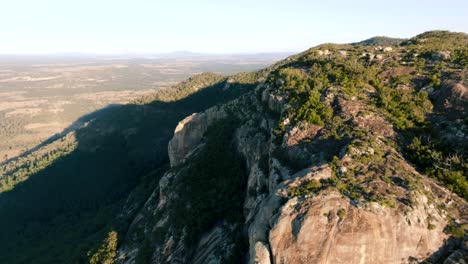 paso cercano de los picos de las montañas en el interior de queensland en una tarde soleada