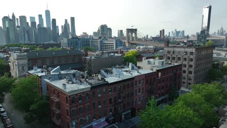 Filmische-Drohnenaufnahme-Eines-Wohngebiets-In-Den-Wunderschönen-Höhen-Von-Brooklyn-Und-Der-Skyline-Von-Manhattan-Im-Hintergrund-Während-Der-Dämmerung-–-Luftaufnahme-Im-Orbit