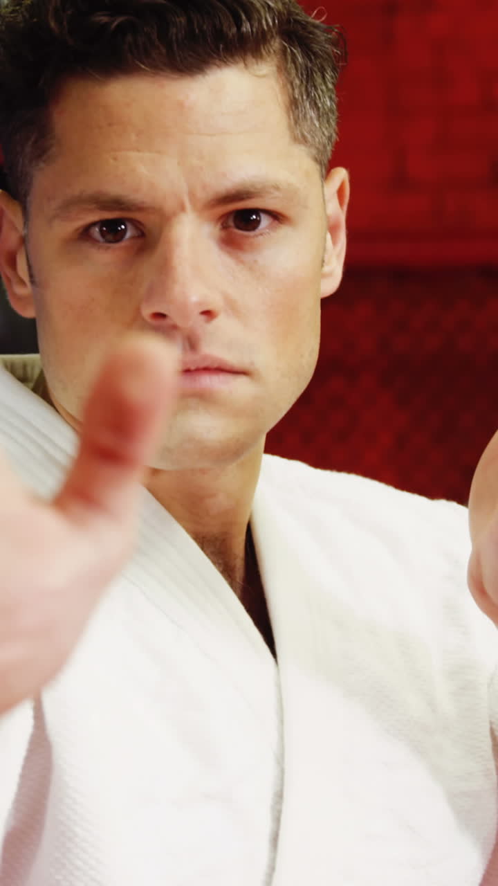 카라테를 연습하는 남자