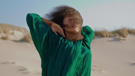 bailarina contemporánea actuando en el desierto un día de verano con viento de cerca. mujer bailando.