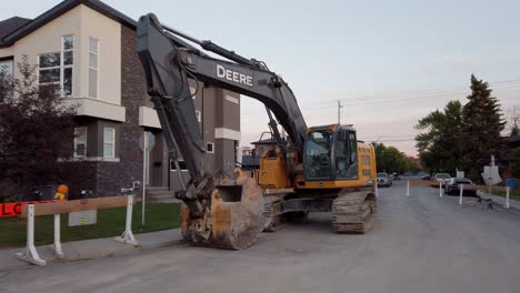 excavadora estacionada en calle residencial
