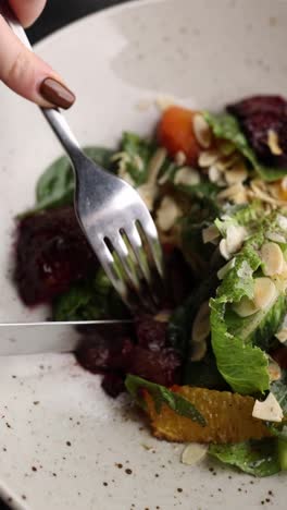 primer plano de una ensalada de remolacha