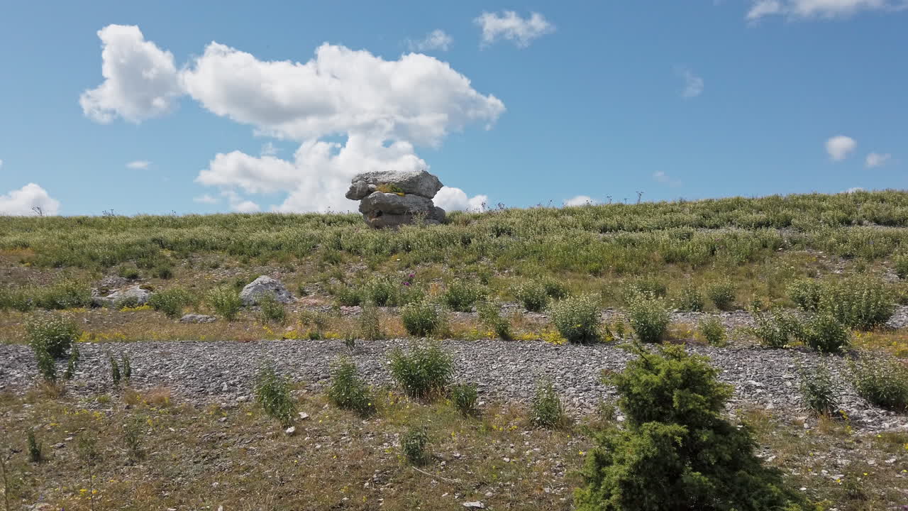 İsveç'in Gotland adasındaki Rauk taşlarına gimbal ile yürürken odaklanılıyor