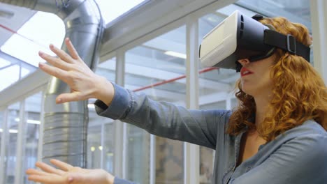 Businesswoman-using-virtual-reality-headset-4k