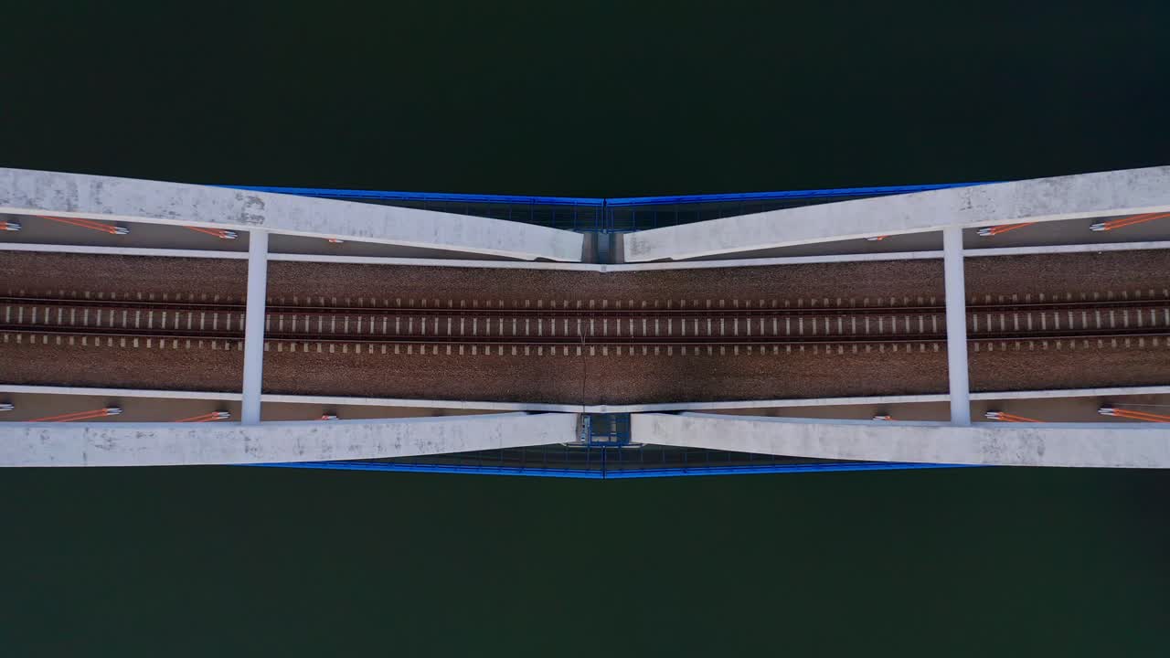 vías de tren vacías del puente ferroviario de arco sobre el río skawa en polonia