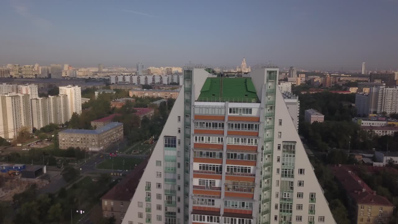 edificio interesante de moscú temprano en la mañana desde un dron