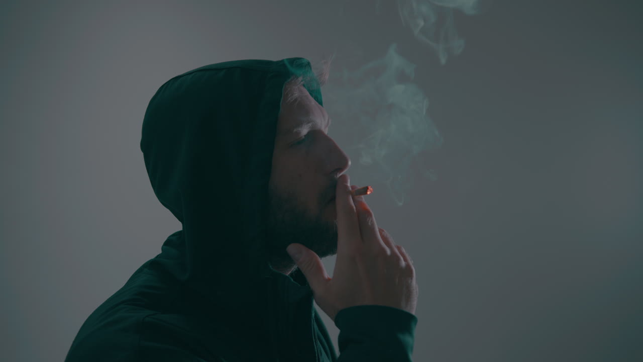 lidiar con la paranoia y el estrés mental con la ayuda de fumar cannabis solo en una habitación oscura