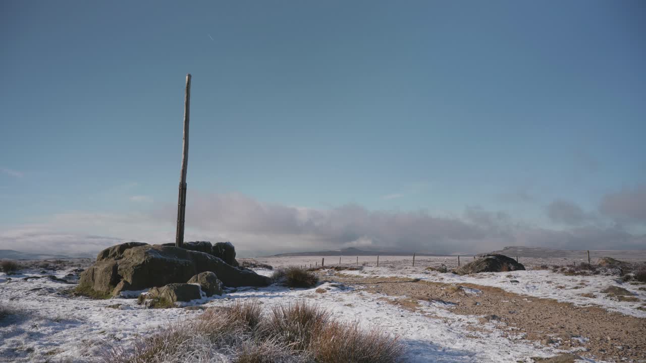 크고 얼어붙은 눈 덮인 겨울 트레일을 따라 하이킹하는 두 사람