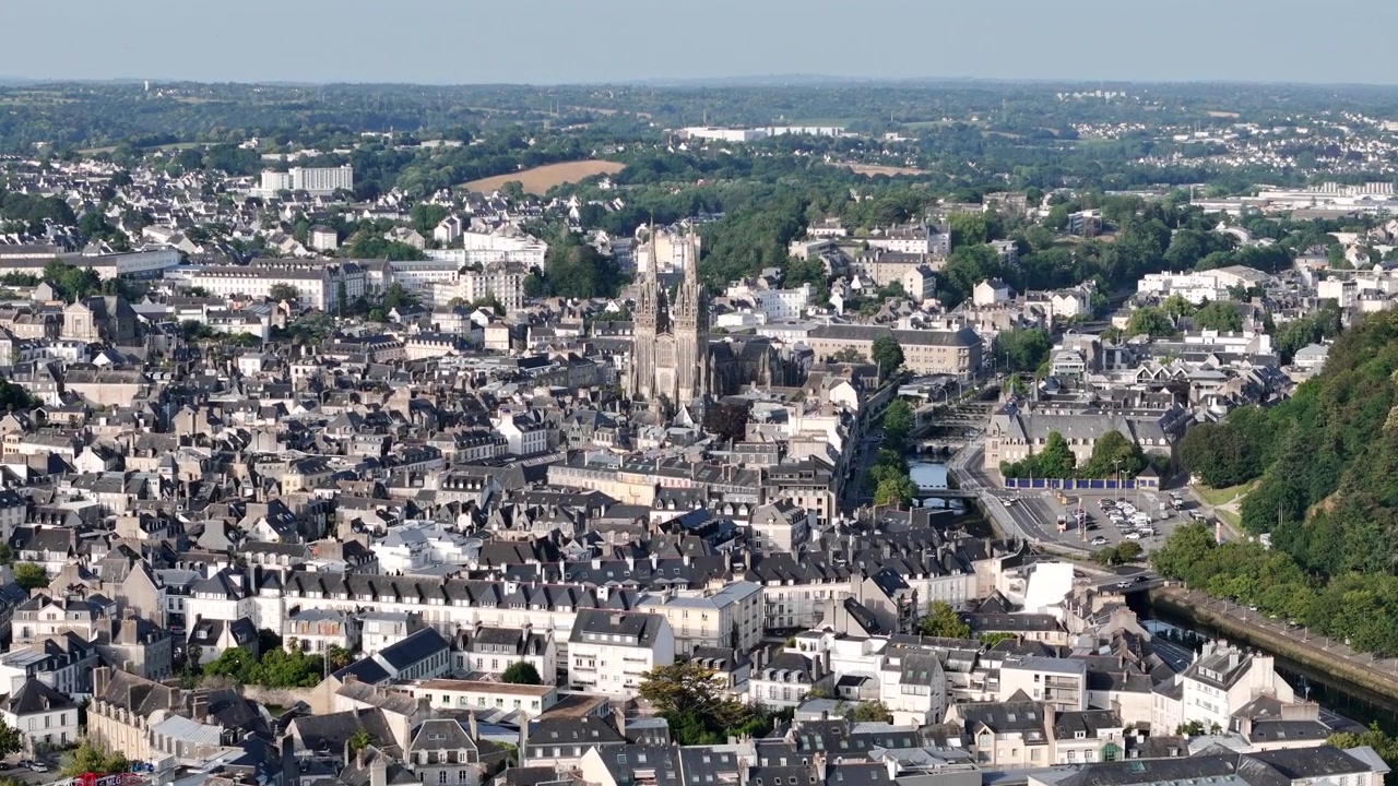 Pusat kota Quimper, Prancis Barat Laut, pengambilan gambar udara pembuka.