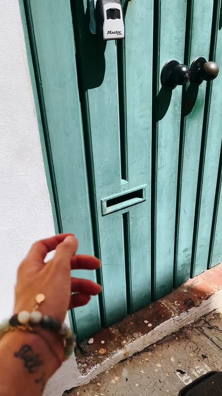 alcanzando una puerta azul azul