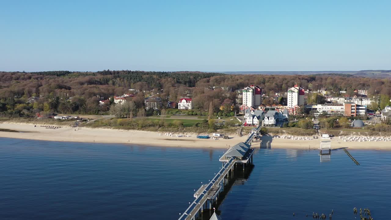 Un drone sorvola il ponte sul mare di Ahlbeck