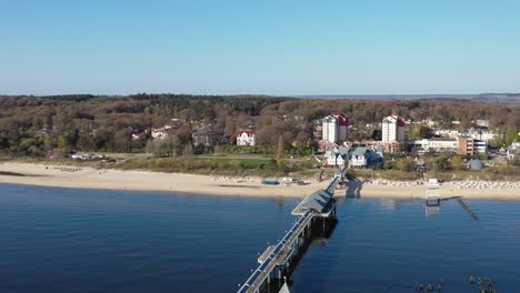 un dron vuela sobre el puente marítimo de ahlbeckahlbeck