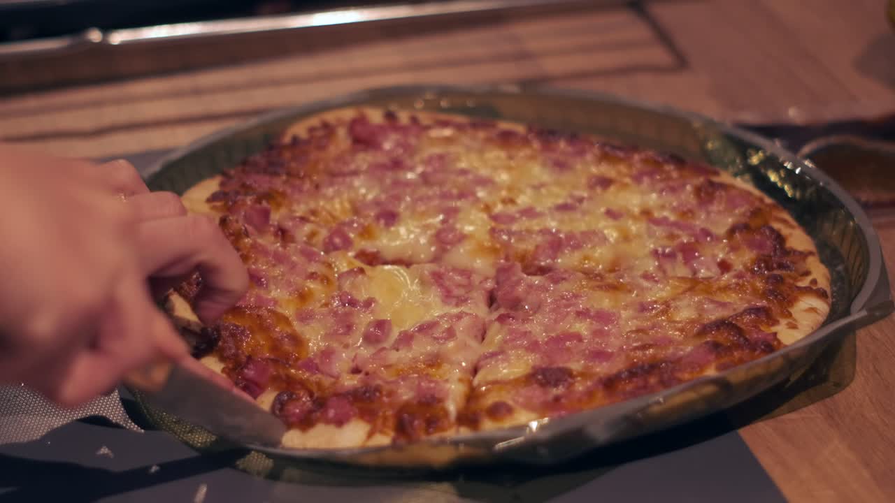 Cucina pratica: Ragazza che prepara una pizza surgelata da mangiare dopo la cottura