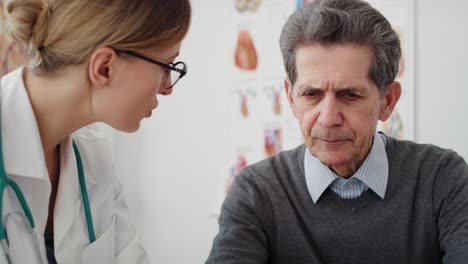 vista de la mano del médico diciéndole al paciente el diagnóstico