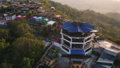 Vista-Aérea-Al-Atardecer,-Heha-Sky-View-Es-Un-Recorrido-Que-Ofrece-Las-Mejores-Vistas-De-La-Ciudad-De-Yogyakarta-Y-Sus-Alrededores-Desde-El-Segundo-Piso