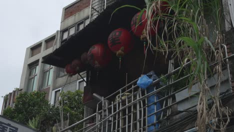 Linternas-Chinas-Tradicionales-Colgando-De-Un-Balcón.