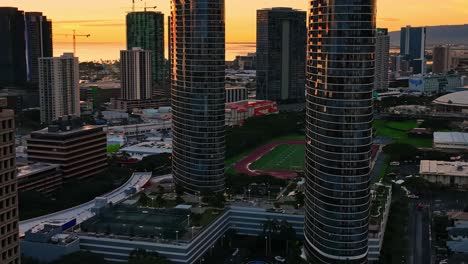 Luftaufnahmen-Der-Stadtlandschaften-Von-Oahu-Während-Der-Goldenen-Stunde