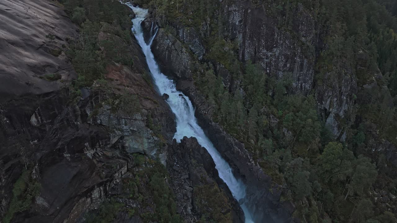 Latefossen viděný z výšky, jak protéká norským horským průsmykem