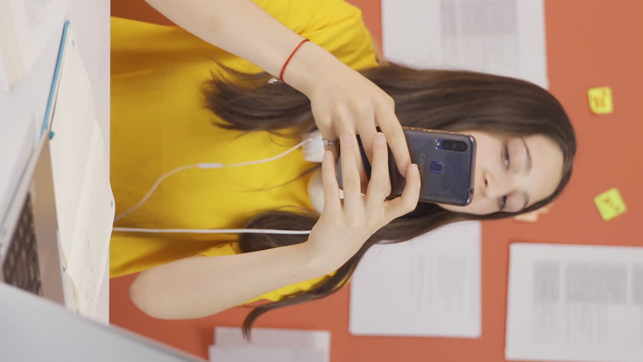 vídeo vertical de una niña bajo presión familiar.