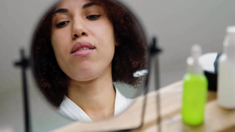 mujer mirándose en el espejo
