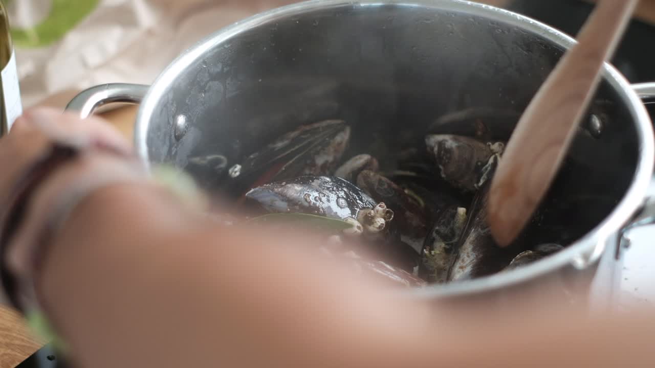 chef cocinando mejillones en primer plano vídeo en cámara lenta - arte culinario - 4k