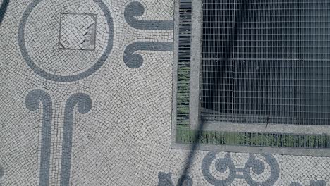 patrón de onda pavimento portugués en la plaza de la avenida de la libertad en lisboa portugal